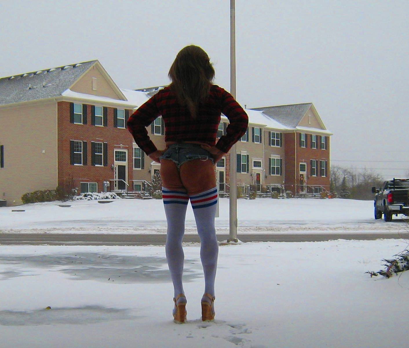 Rachel St.Clair Outdoors in Daisy Dukes #7HW1kRFM