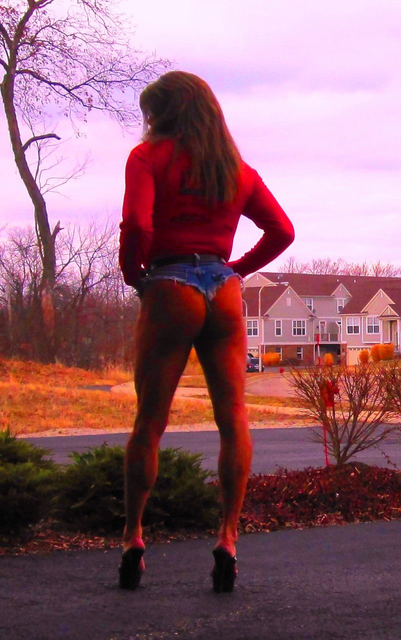 Rachel St.Clair Outdoors in Daisy Dukes #p9hiUo05