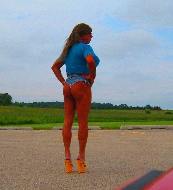 Rachel St.Clair Outdoors in Daisy Dukes #uYvmEE3h