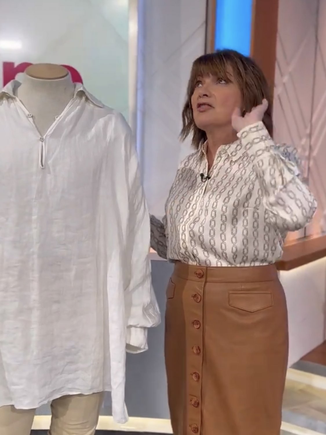 Lorraine Kelly - wipe clean π¦π¦π¦ #LkX6C7e7