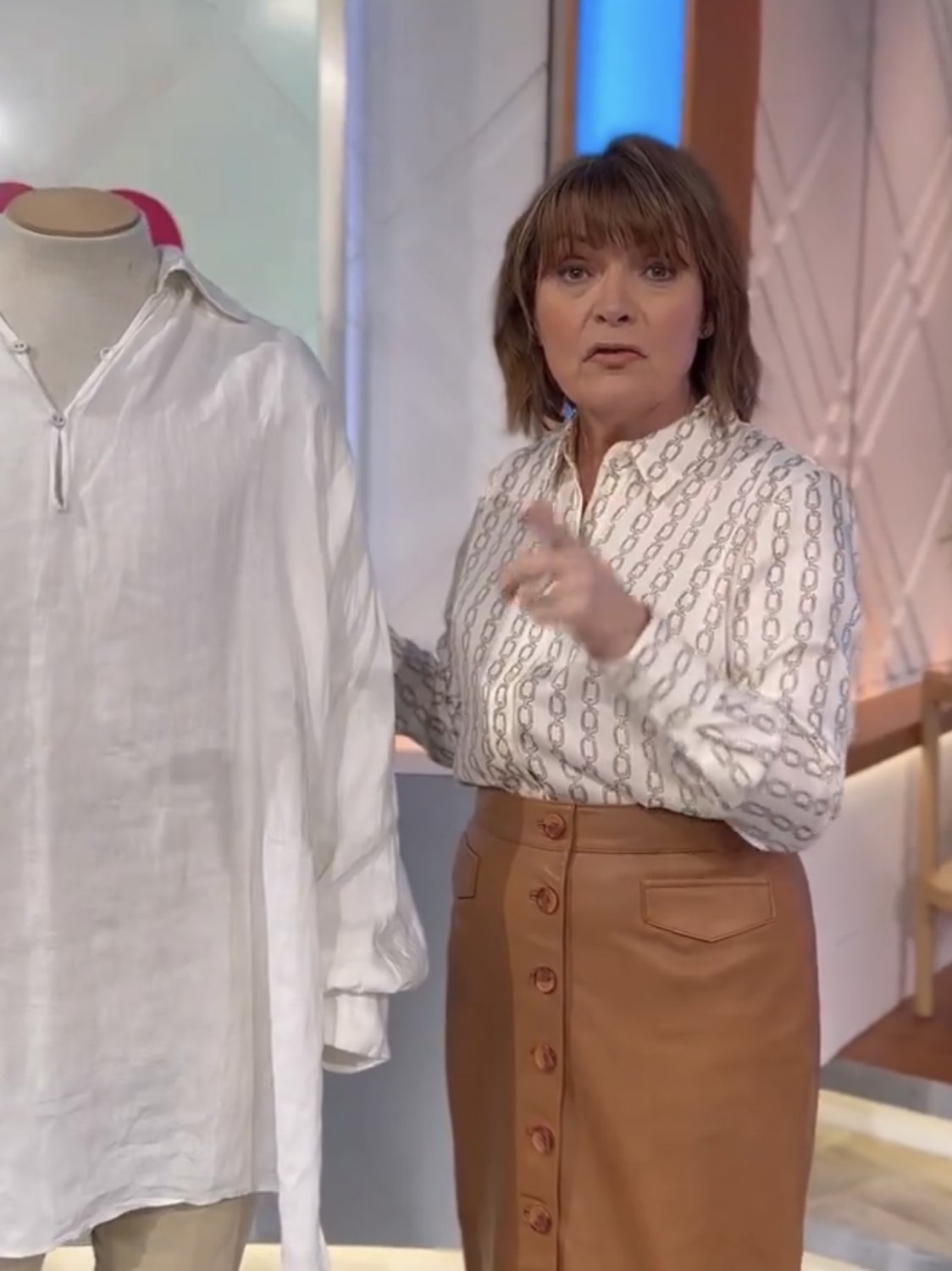 Lorraine Kelly - wipe clean π¦π¦π¦ #VlcWOO8v