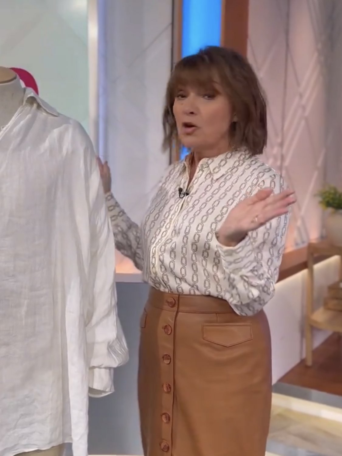 Lorraine Kelly - wipe clean π¦π¦π¦ #YK7u1kN6