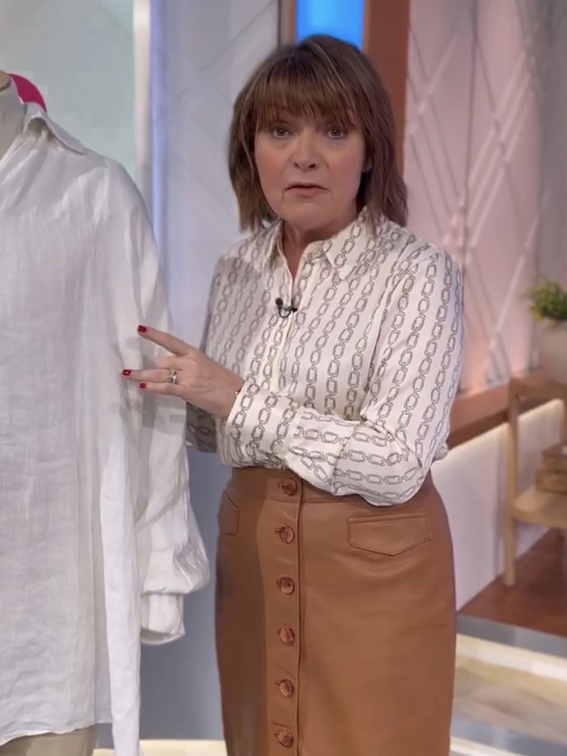 Lorraine Kelly - wipe clean π¦π¦π¦ #oBdnum7q