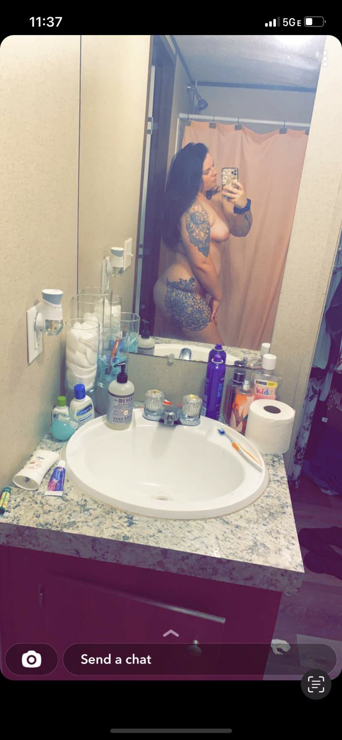 Bunch a bitches and my favorite whore #Wuz65RmF