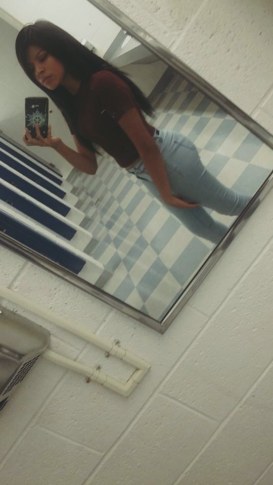 Latina Cutie taking a Selfie #NUghpDQ1