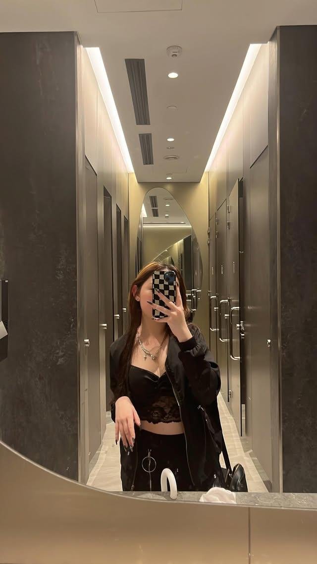 Cute girl showing her cleavage #xSGaQoqQ