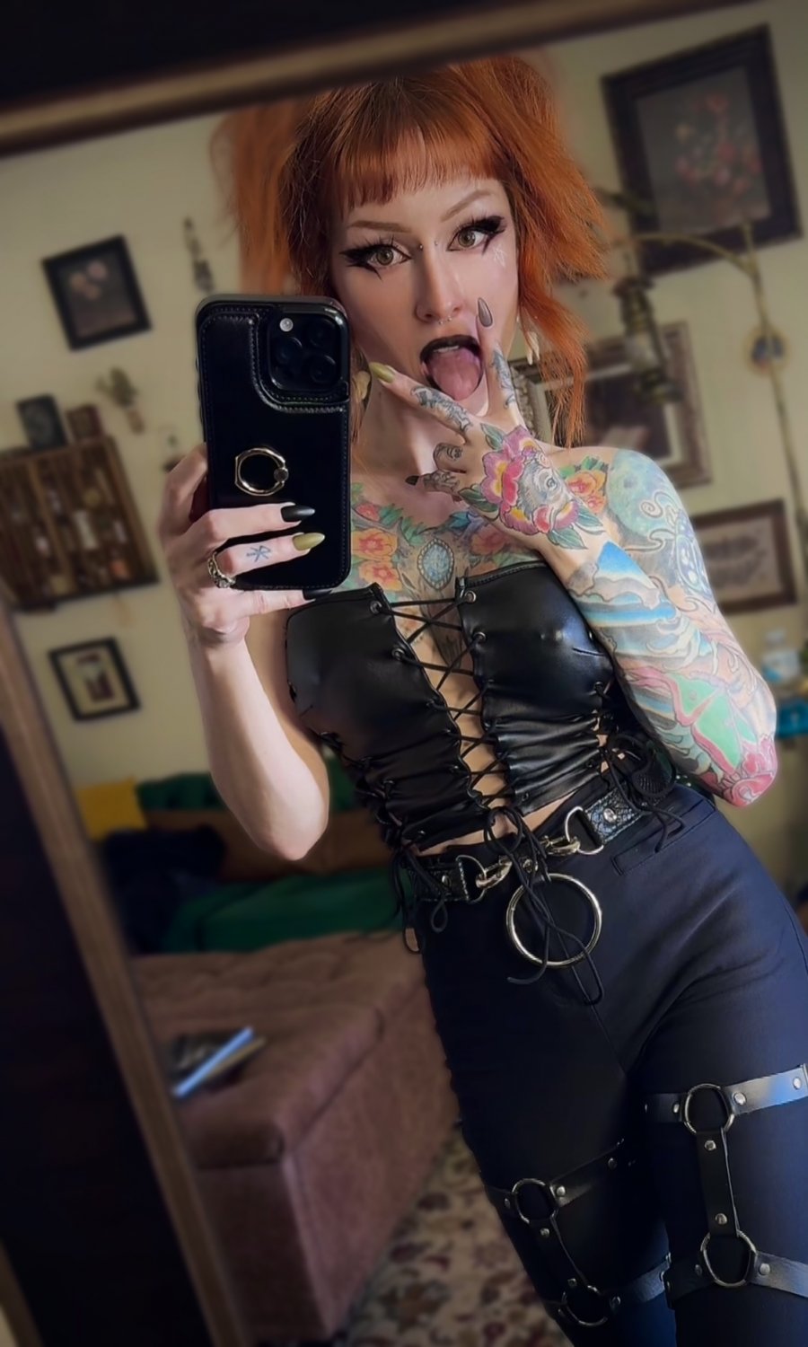 She doesn't know about the show, she just wants her ass worshipped #YC490Si2