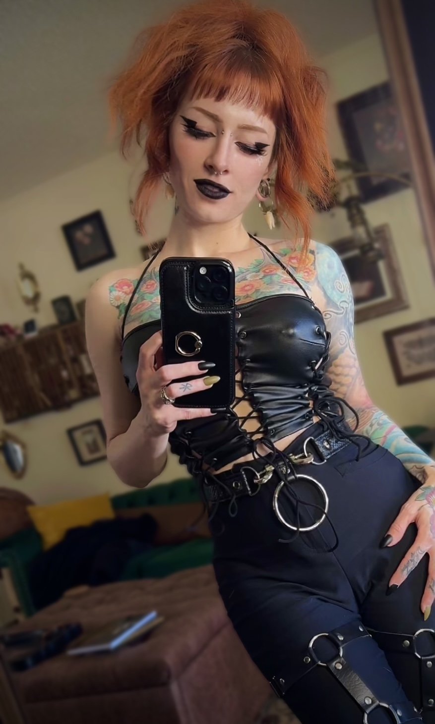 She doesn't know about the show, she just wants her ass worshipped #rKcIRg9b