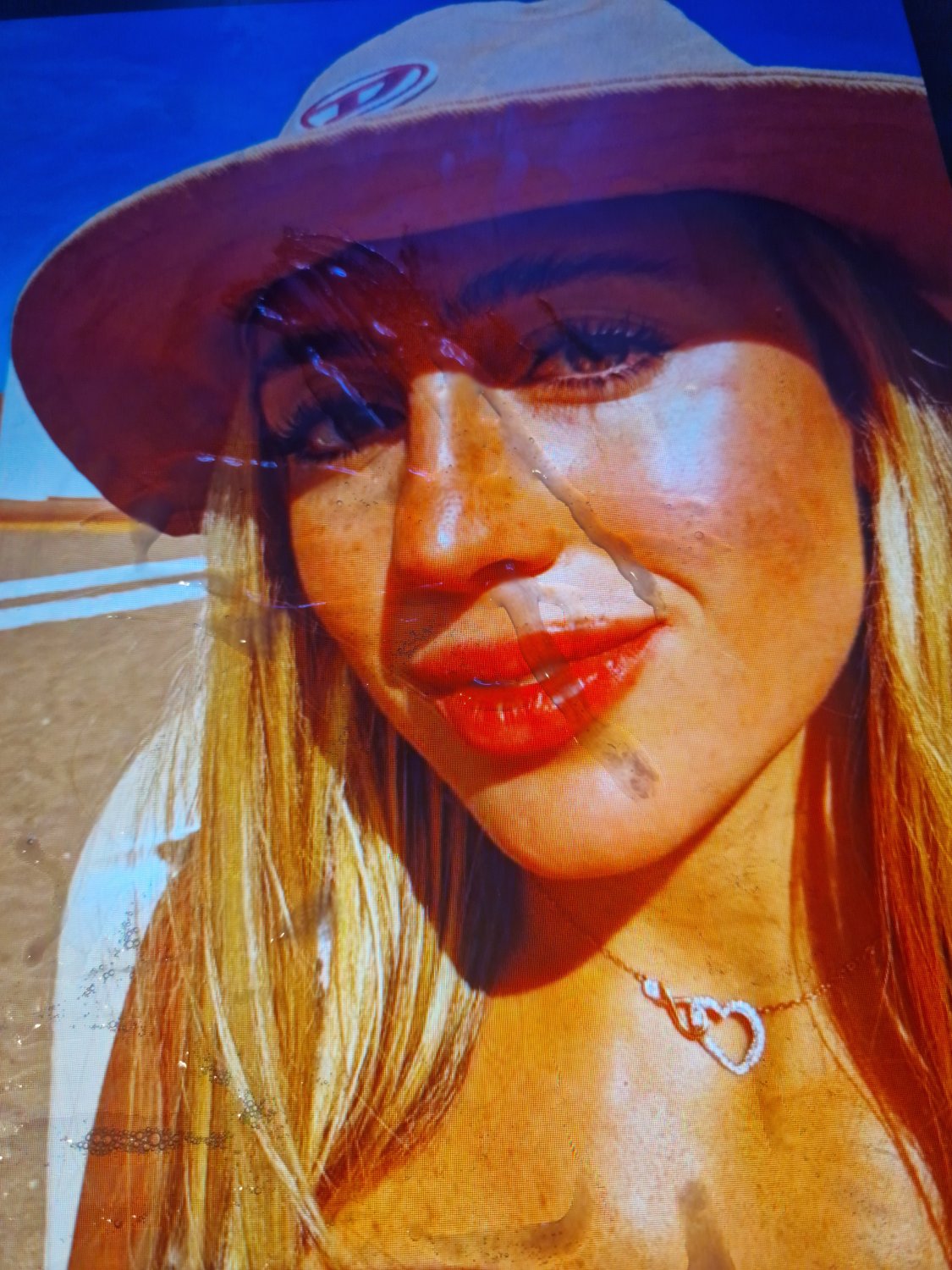 Cumtribute homenaje Morena Beltrán. ¡Le lleno la cara de leche y le escupo por puta, zorra sacaleche #21W0Ycm6