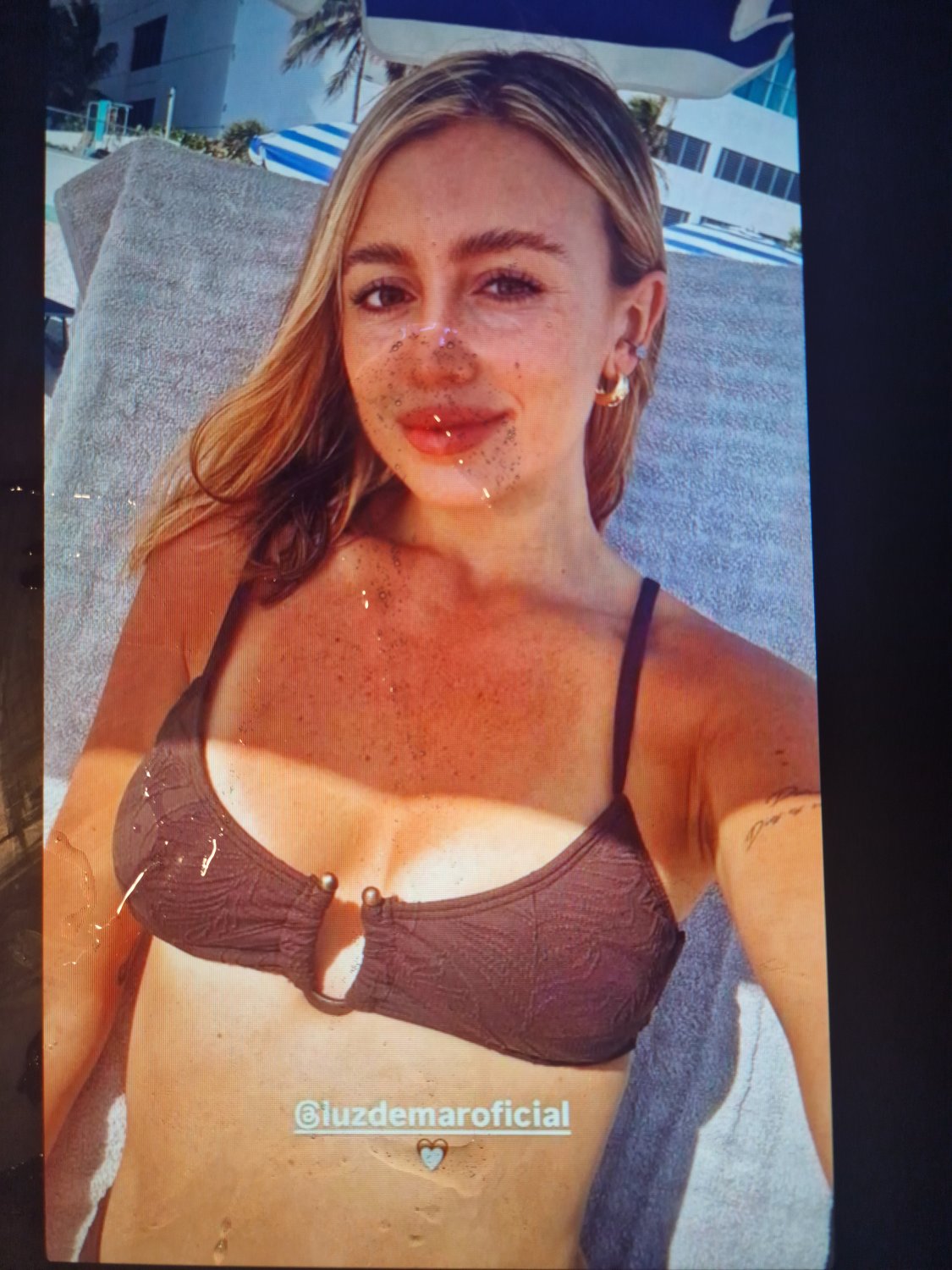 Cumtribute homenaje Morena Beltrán. ¡Le lleno la cara de leche y le escupo por puta, zorra sacaleche #5BA83PEr