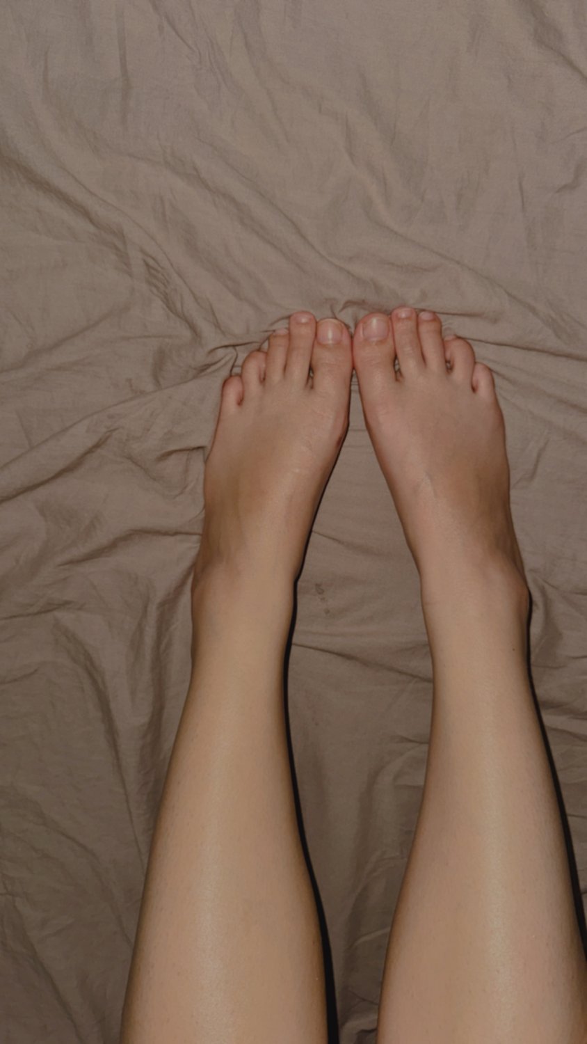Teen showing her feet #FMpjlvnX