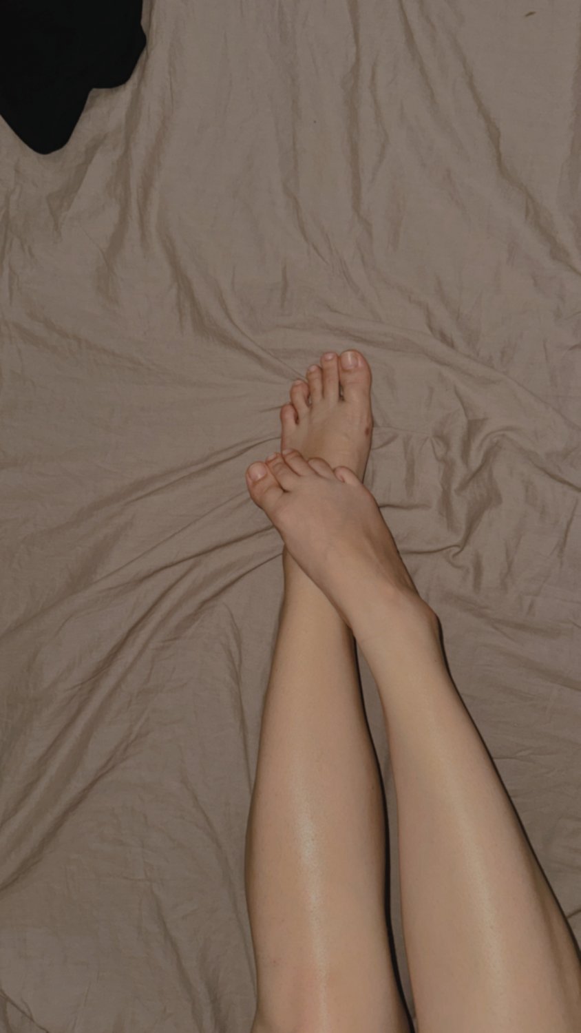 Teen showing her feet #y2GuVDDr