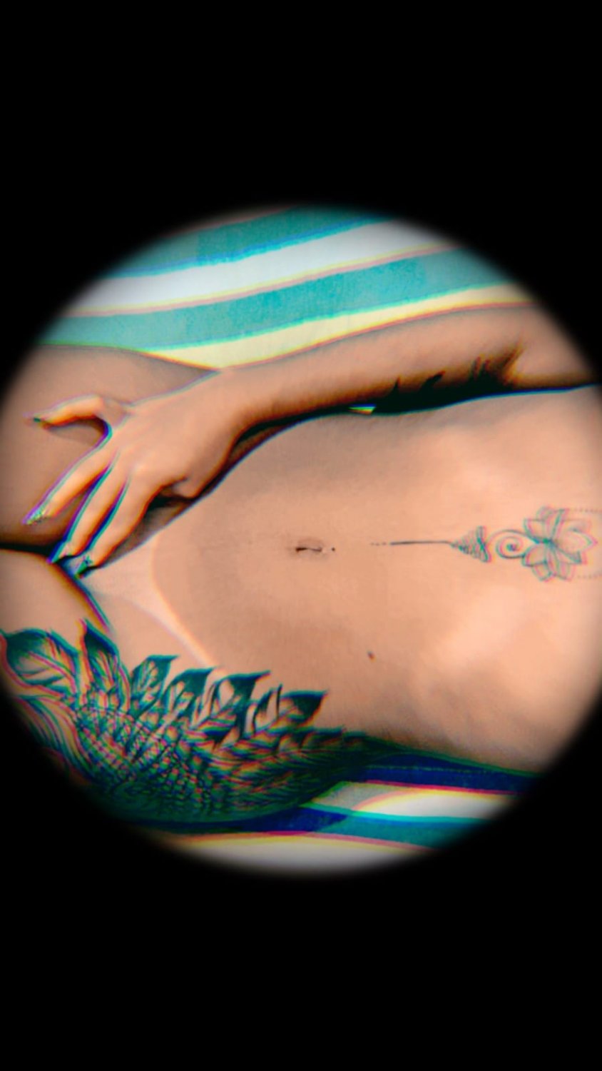 Olha como ela exibe o corpo #trRZtFgS