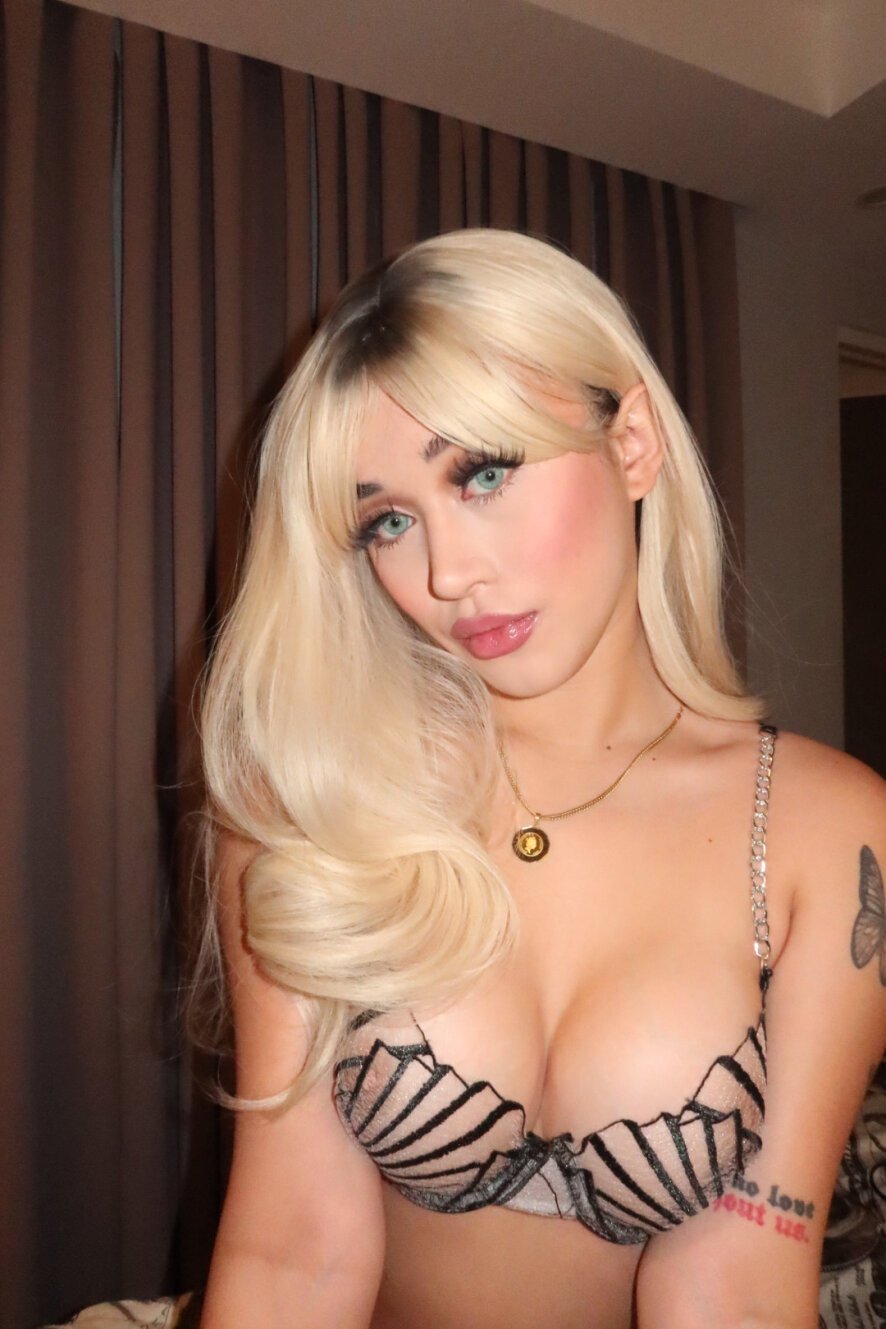 Carrie_Colbyxx gosta de dar prazer ao seu pau feminino e gozar muito ta Cum ( 23 48 ) #VT7HSdJd
