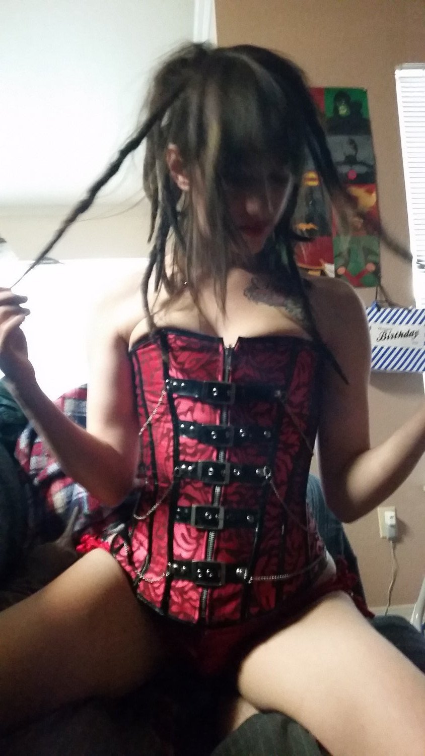Hipster chick Allie J. from TX expressing her nude body for all to see! π #PKAi3pTi
