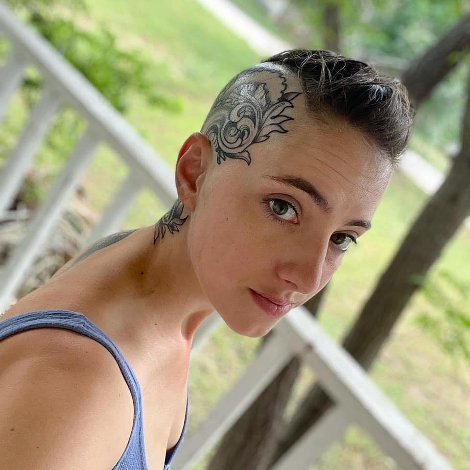 Hipster chick Allie J. from TX expressing her nude body for all to see! π #cmwAMyu0