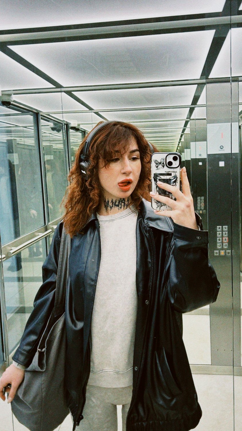 Sorry, i'm not distracting you from work am I? #Ge6yNOGp