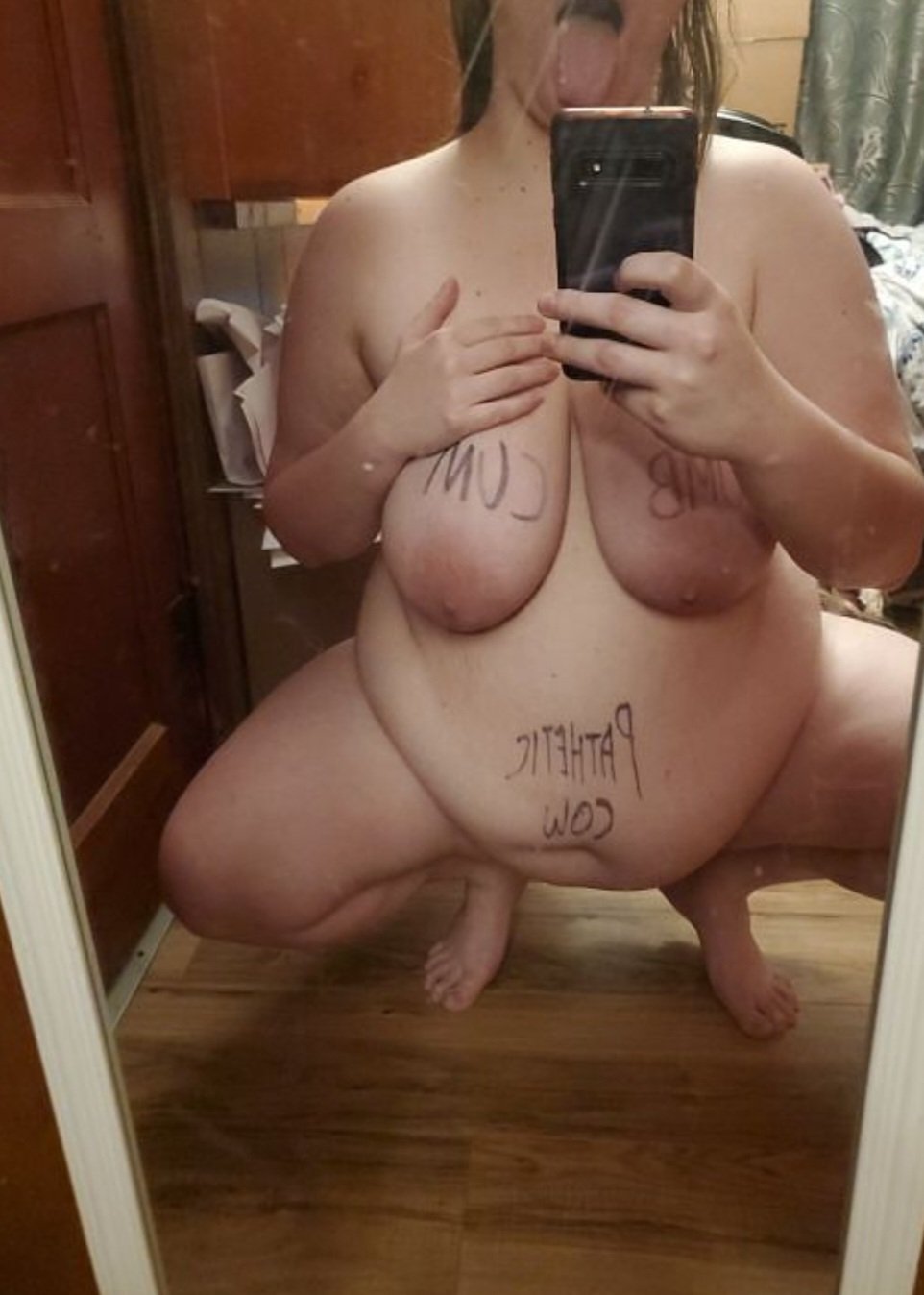 Saggy fat hogslut loves toilets #HD1mSXH2