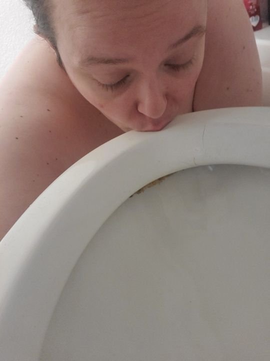 Saggy fat hogslut loves toilets #Y3fj22gi